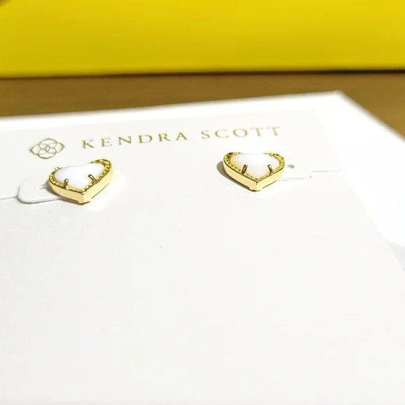 NWT Kendra Scott Ari Gold White Pearl Heart Studs Ivory Mother of Pearl - Picture 4 of 5